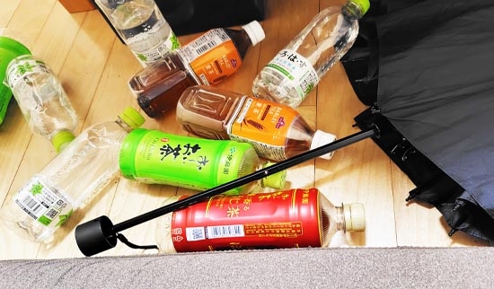 床のペットボトル